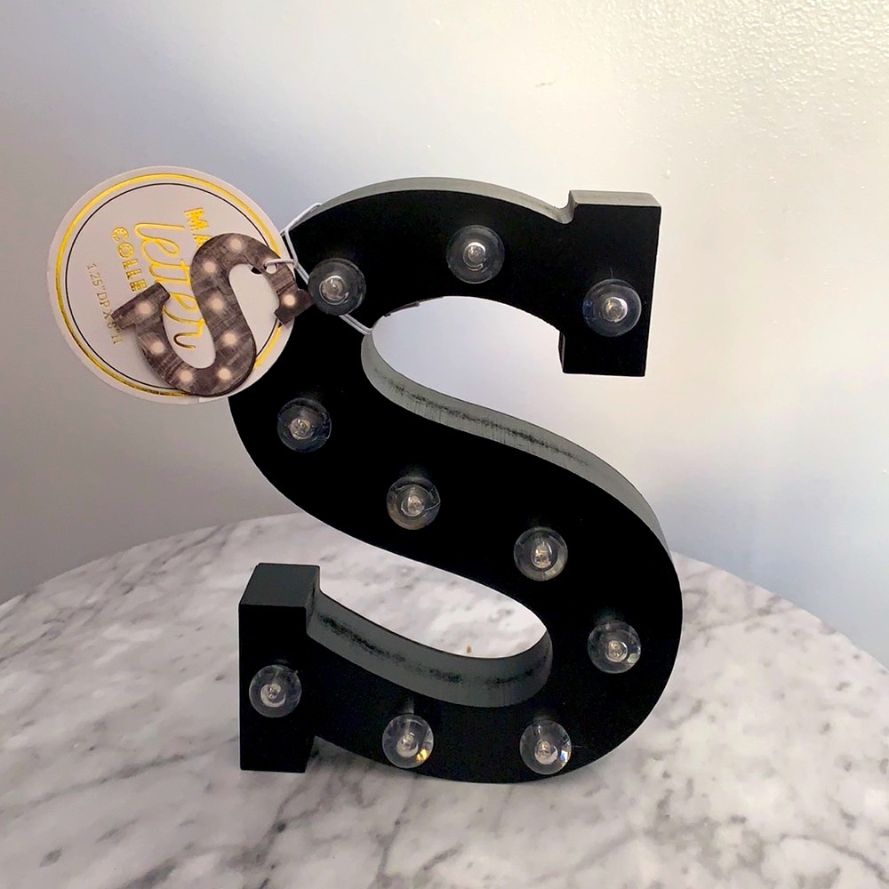 Light up “S” decor 💡